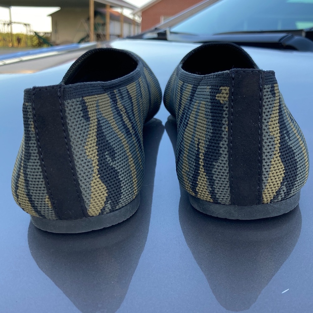 Size 7.5ww Camo point toe flats - Picture 4 of 4